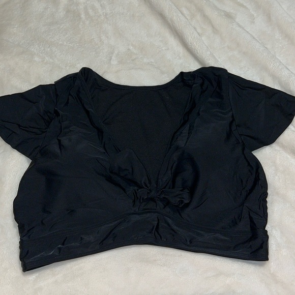 Black cap sleeve Torrid swim/bikini top with tie detail size 2x - Picture 2 of 2